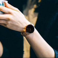 Hannah Martin Elegante schlanke Armbanduhr für Damen in Rosegold mit schwarzem Ziffernblatt