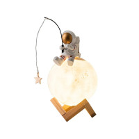 Nachtlampe mit Luftbefeuchterfunktion Mondmotiv sitzender Astronaut